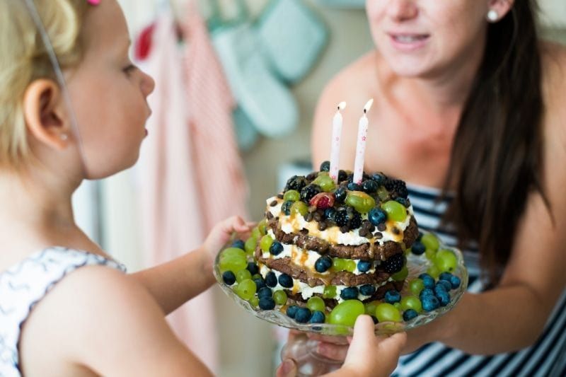 Mutter schenkt ihrer süßen Tochter Geburtstagstorte