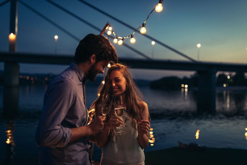 Attraktives junges Paar trinkt Champagner auf einem Boot