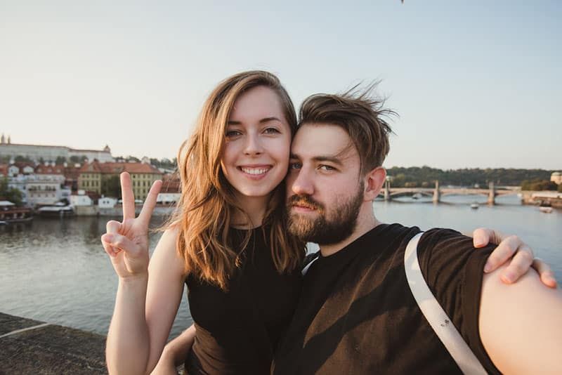 Paar macht Selfie