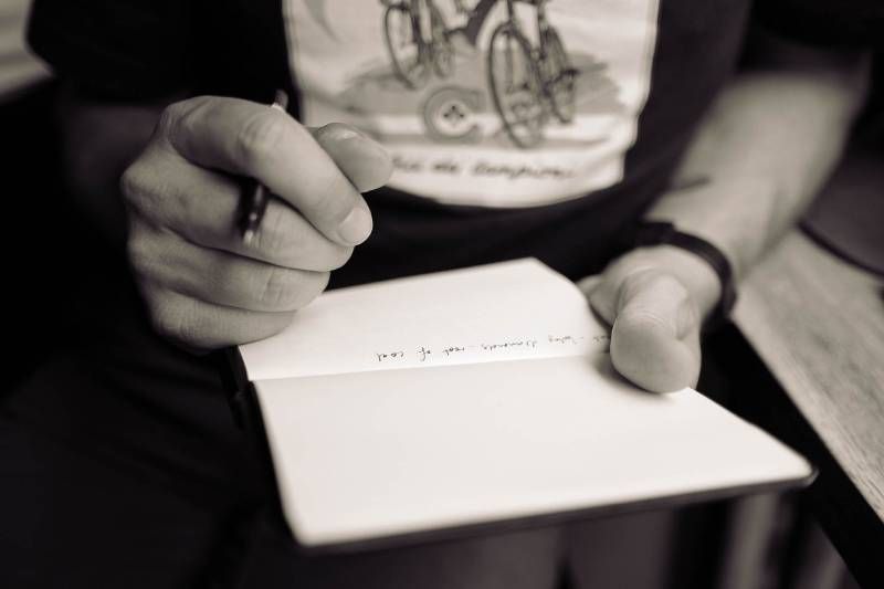 Mann schreibt auf Armaturenbrett