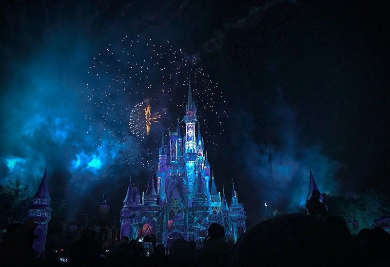 Disney-Kristallschloss umgeben von Feuerwerk