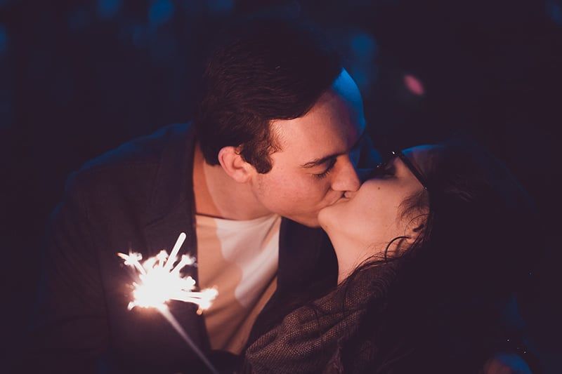 Frau küsst Mann in der Nacht