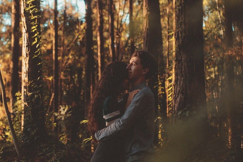 Mann und Frau umarmen sich im Wald