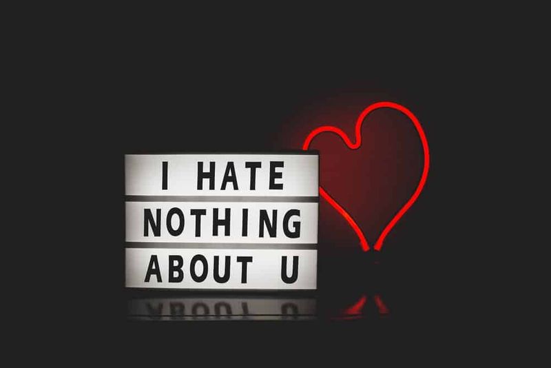 Ich hasse nichts an dir, Liebeszitat mit rotem Herzen