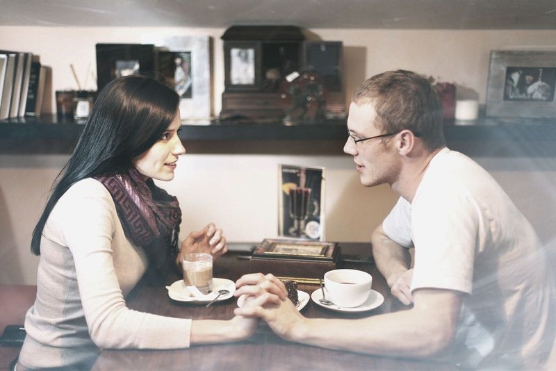 Paar umklammert Hand beim Kaffeetrinken in einem Café