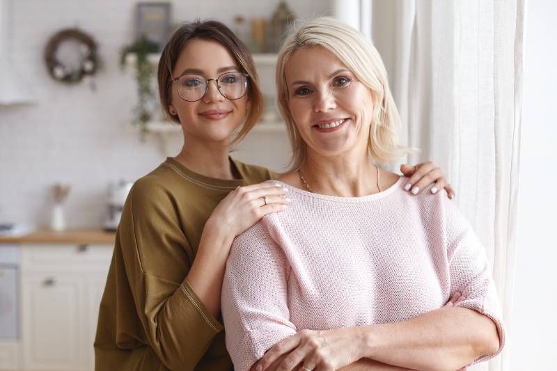 Porträt von Tochter und Mutter mit Brille zu Hause