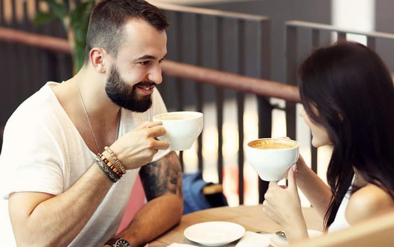 Mann und Frau trinken Kaffee in einem Straßencafé