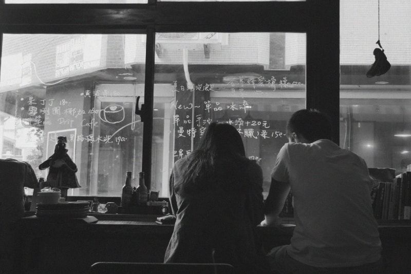 Frau und Mann unterhalten sich im Café