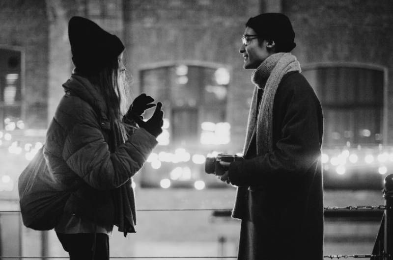 Paar spricht im Winter draußen