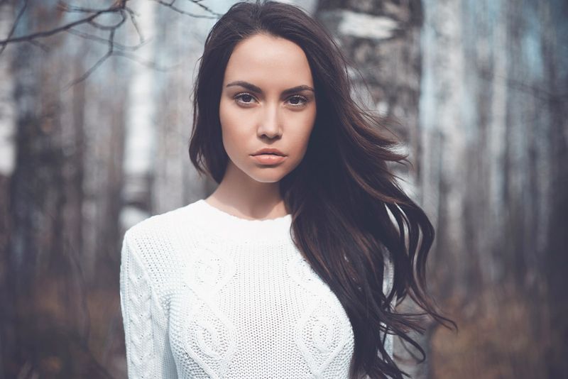 junge schöne Dame in einem Birkenwald