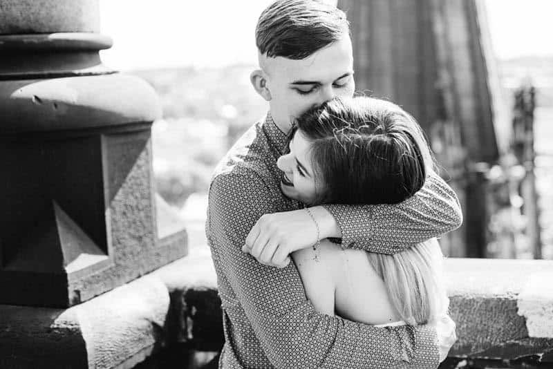 Schwarz-Weiß-Foto eines Paares, das sich draußen umarmt