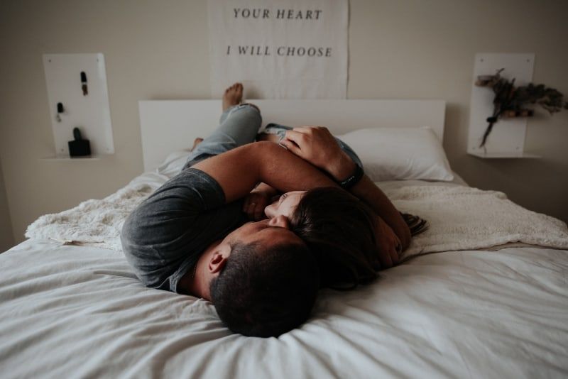 Mann und Frau kuscheln im Bett