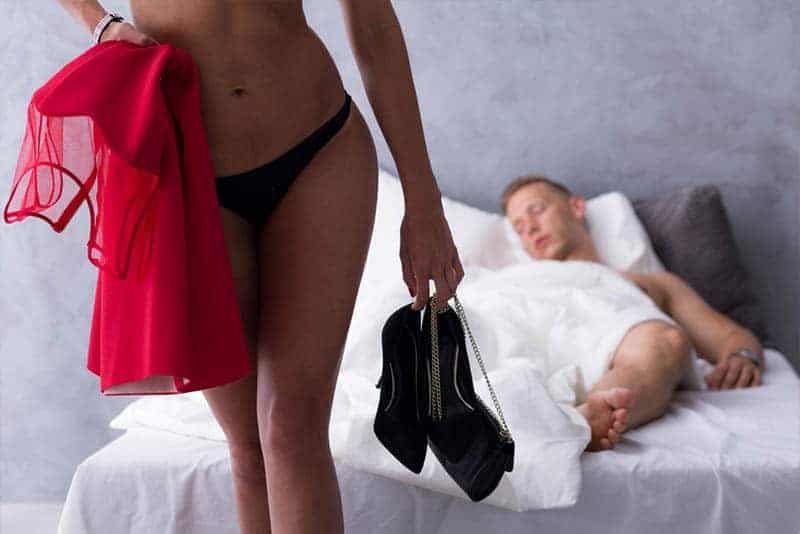 Frau in Unterwäsche verlässt das Haus, während Mann im Bett schläft