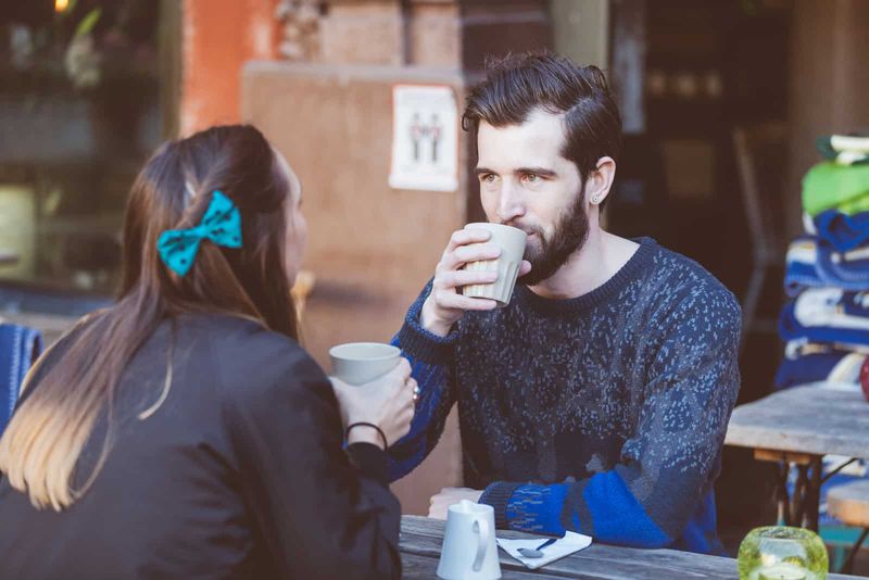 Ein Mann und eine Frau trinken Kaffee am Tisch