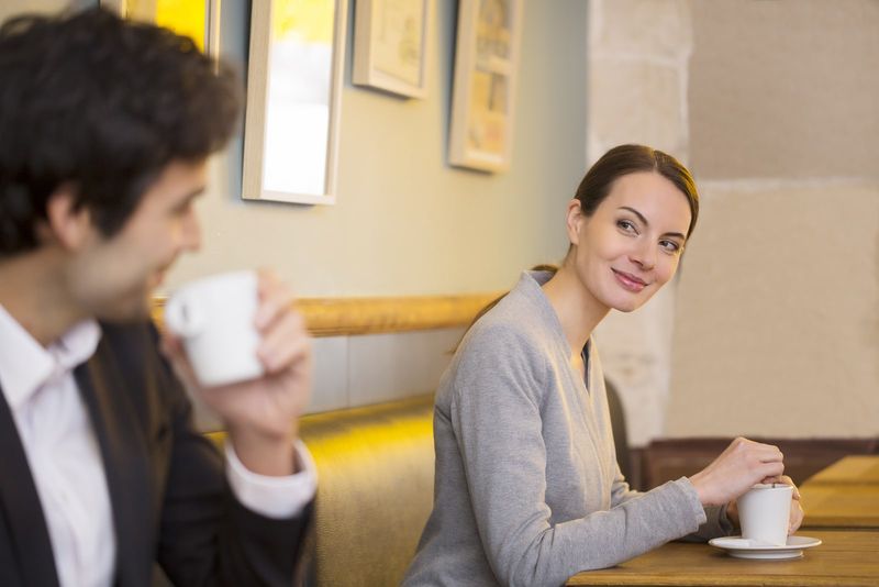 In einem Café flirtet eine Frau mit einem Mann