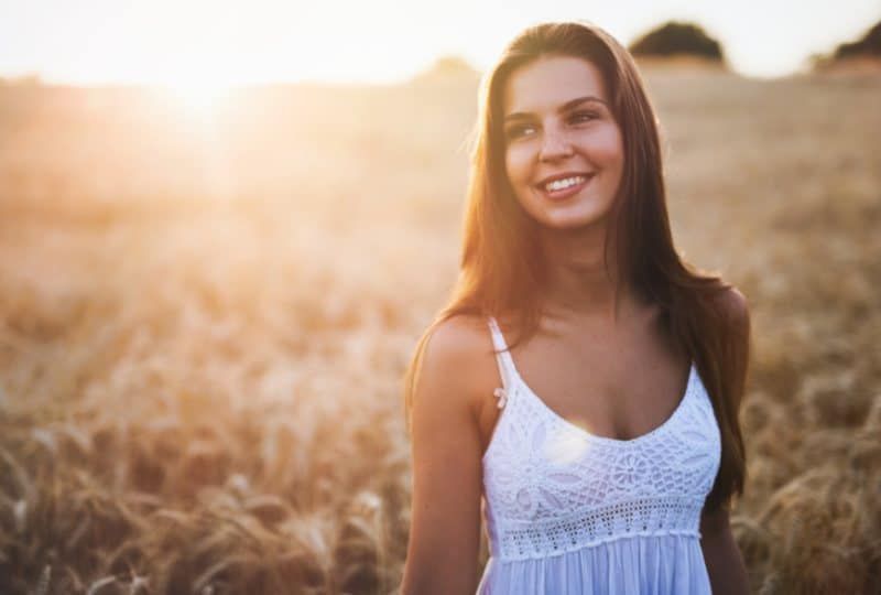 glückliche junge Frau auf Feldern im Freien