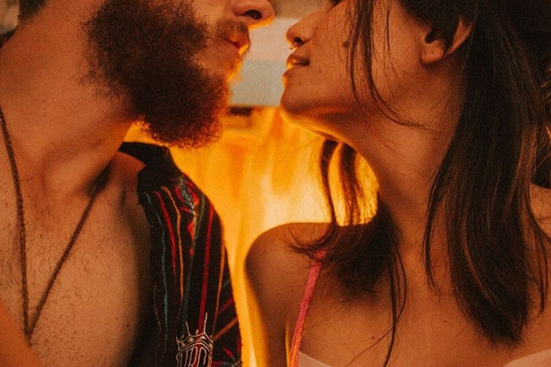 Mann und Frau küssen sich in einem Raum in Fokusfotografie