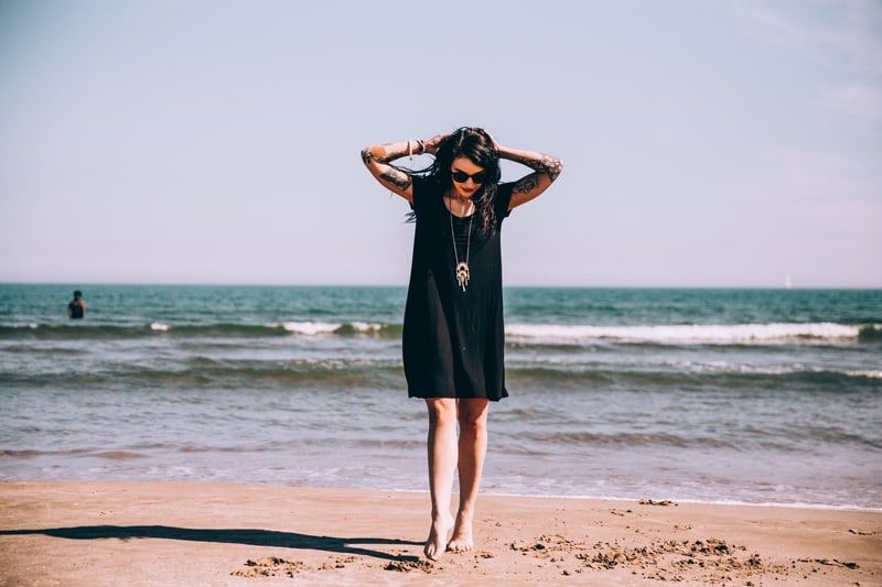 Frau im Kleid am Strand