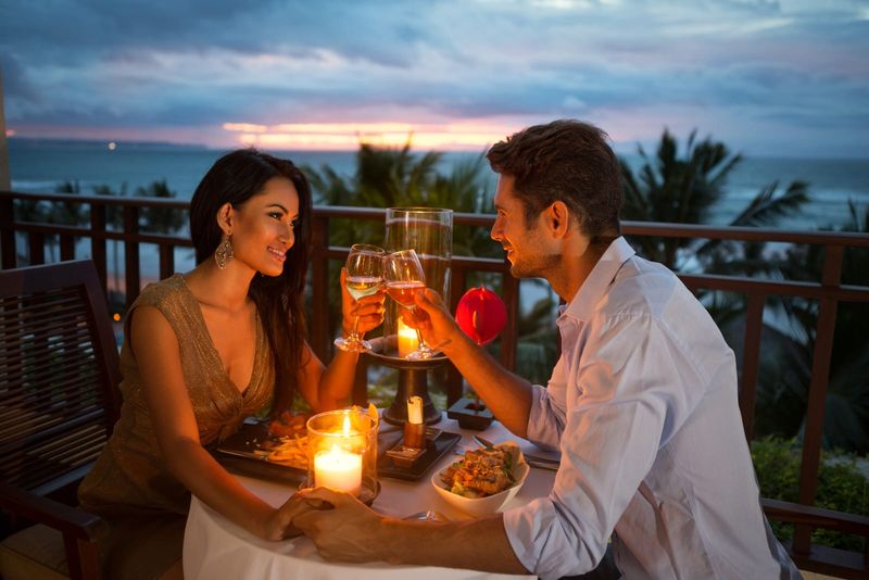 Junges Paar genießt ein romantisches Abendessen