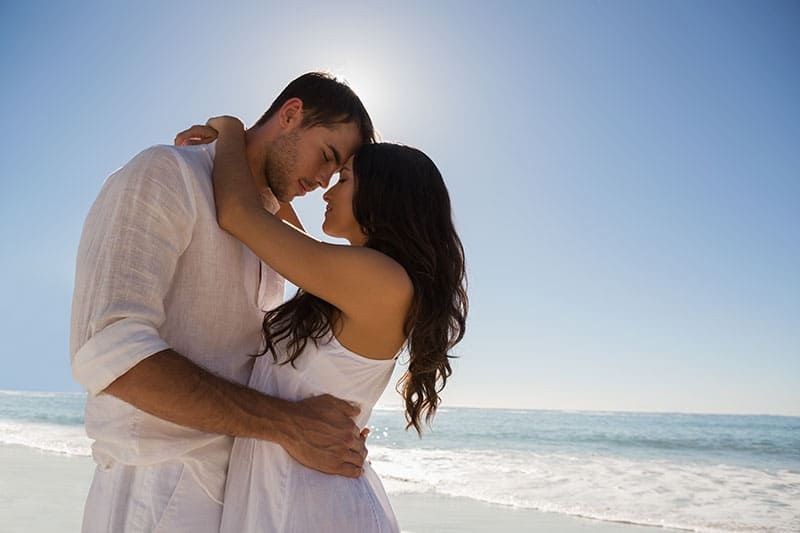 Romantisches Paar umarmt sich am Strand