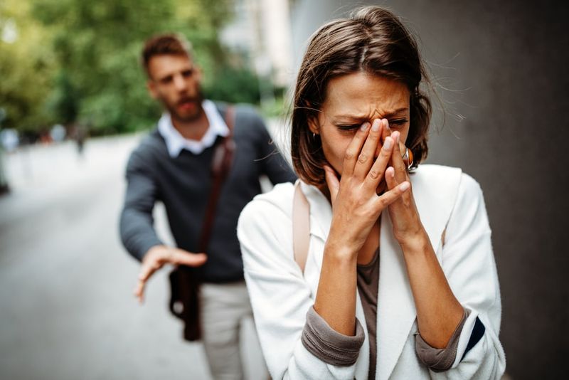 Eine traurige Frau weint vor ihrem Freund