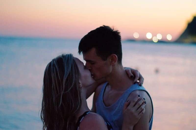 Paar küsst sich am Meer