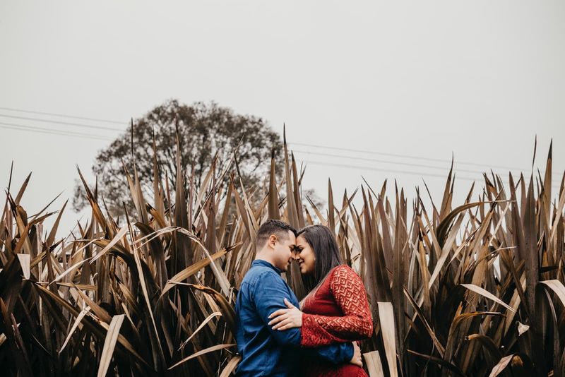Mann und Frau umarmen sich, während sie auf dem Feld stehen