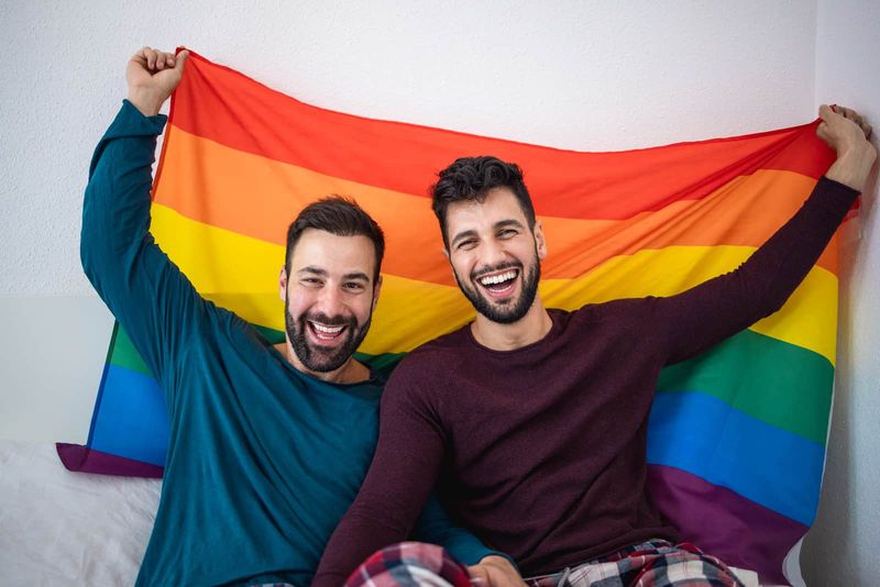 Zwei Männer mit LGBT-Flagge