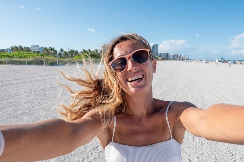 Frau, die tagsüber ein Selfie am Strand macht