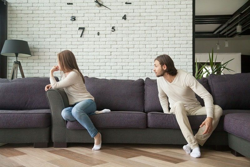 Mann beschuldigt Frau und streitet auf der Couch