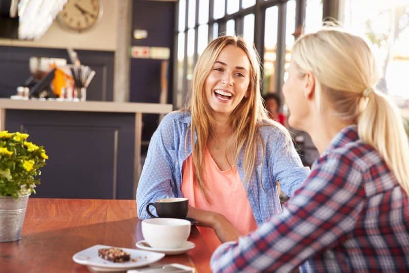 Zwei Freundinnen genießen Kaffee im Café