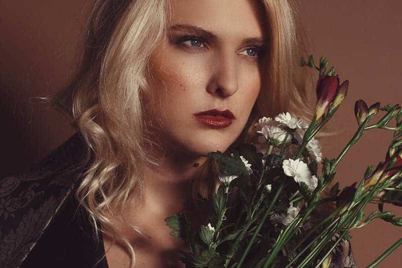 blonde Frau mit Blumen