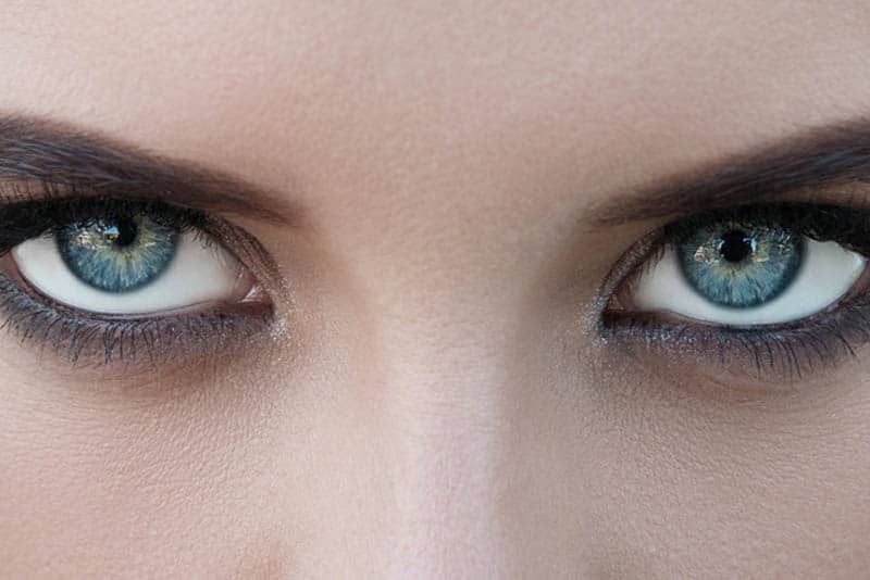 Nahaufnahme einer Frau mit blauen Augen