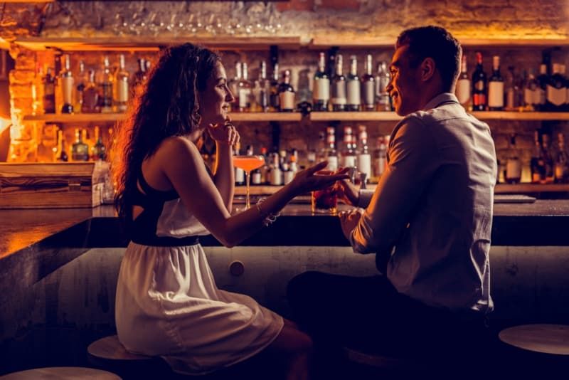 Romantisches Paar, das sich an der Bar unterhält