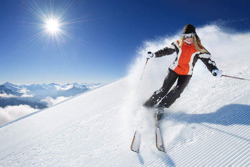 Frau fährt im Schnee Ski