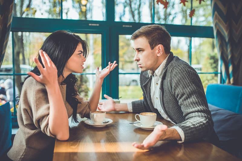 Paar streitet im Café