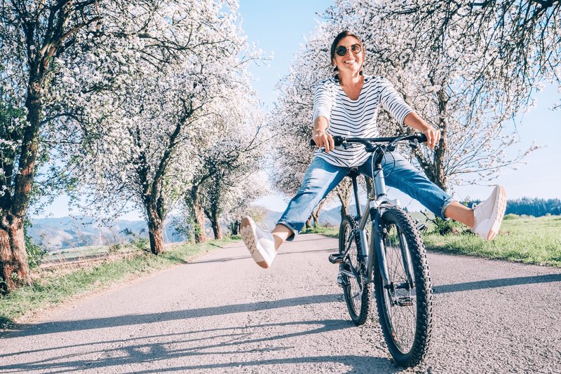 lächelnde Frau auf einem Fahrrad