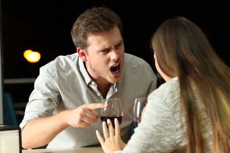 Wütendes Paar streitet wütend in einer Bar