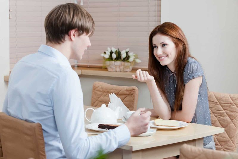 Ein Mann und eine Frau sitzen an einem Tisch und unterhalten sich