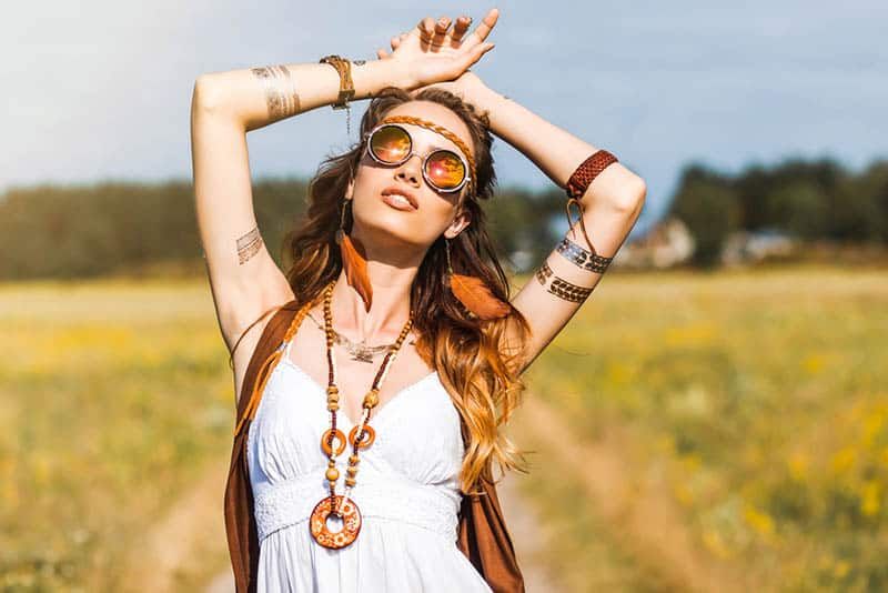 Hippie-Frau steht auf dem Feld
