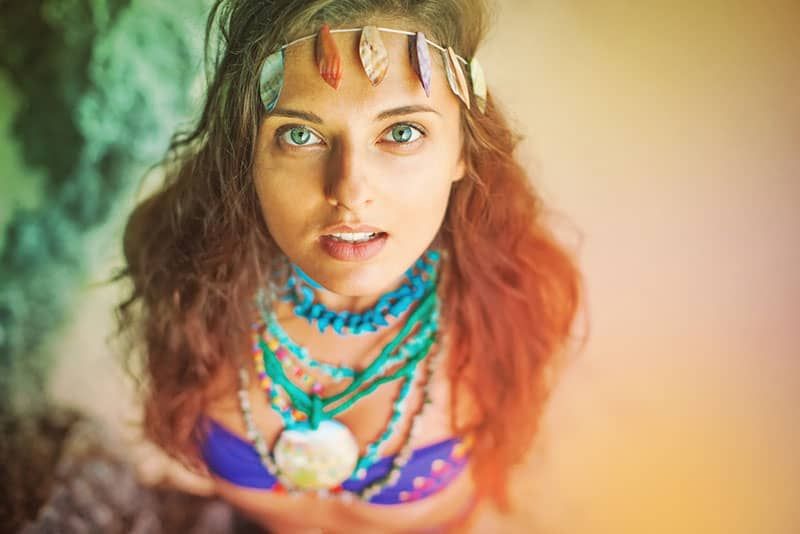 schöne Hippie-Frau posiert