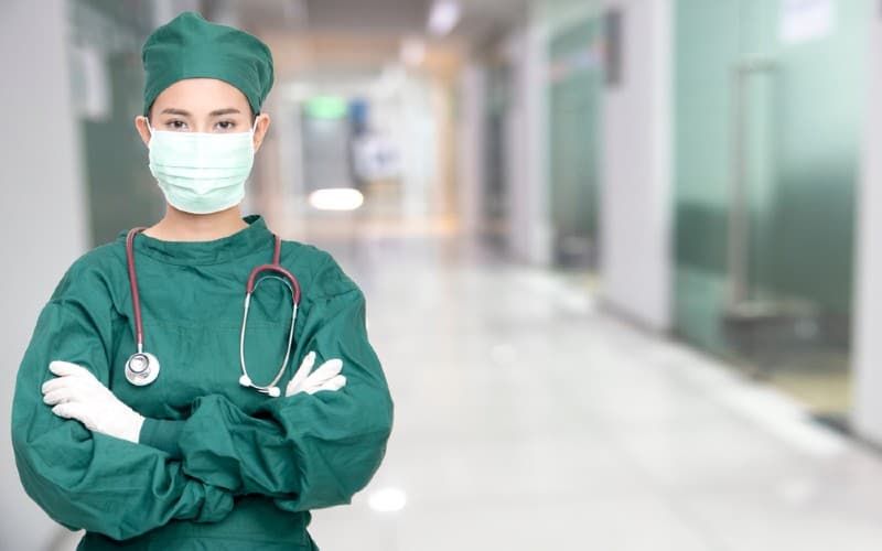 Krankenschwester im grünen Kostüm auf dem Flur des Krankenhauses