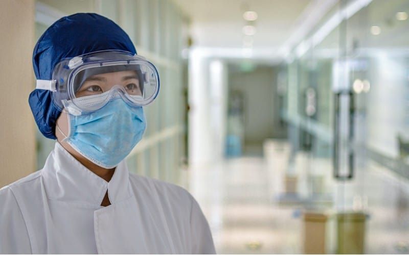 Covid-Krankenschwester mit Maske auf dem Flur des Krankenhauses