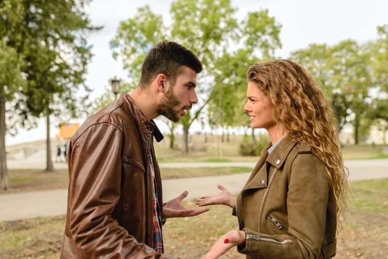 Mann und Frau in braunen Lederjacken streiten sich