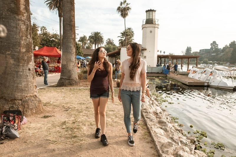 Zwei Frauen reden, während sie am See spazieren gehen