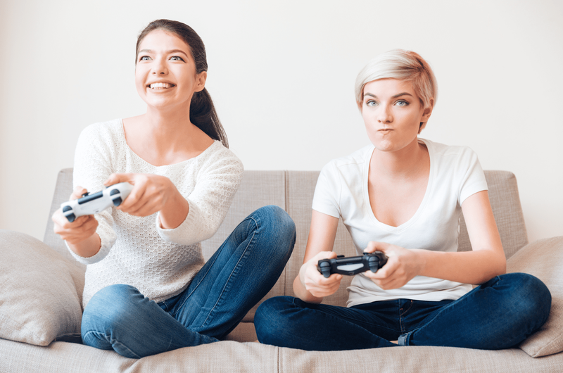 Zwei Freundinnen spielen Videospiele