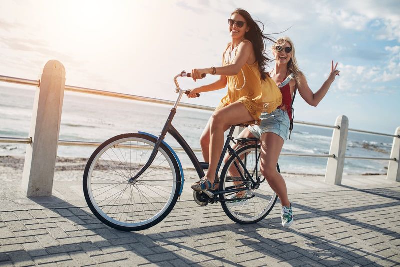 zwei junge Mädchen fahren Fahrrad
