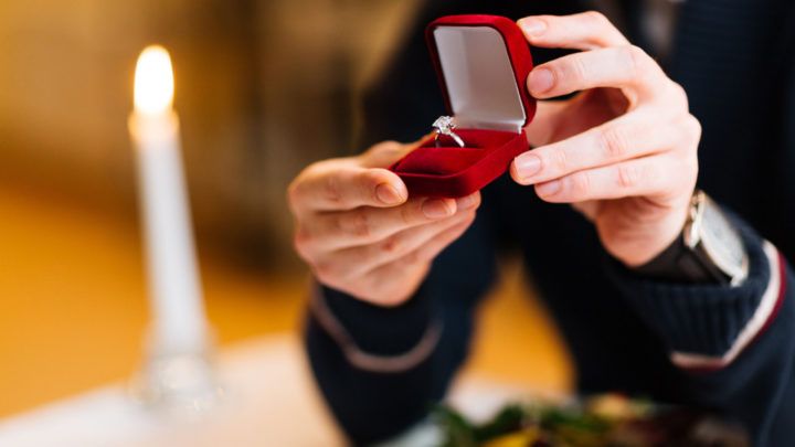 15 Anzeichen dafür, dass er einen Verlobungsring gekauft hat: Machen Sie sich bereit, Ja zu sagen