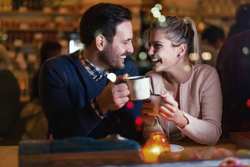 Lächelndes Paar beim Date im Café