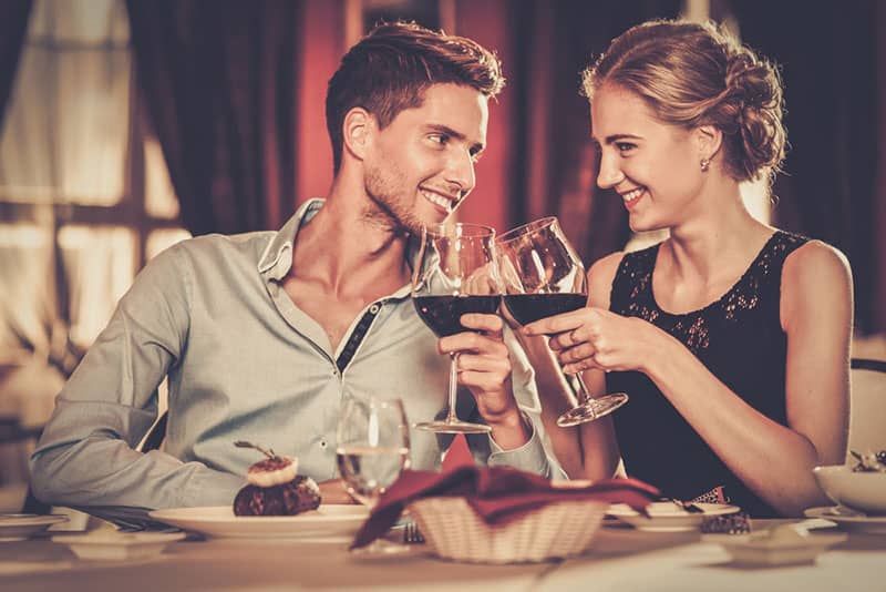 Junges Paar flirtet im Restaurant
